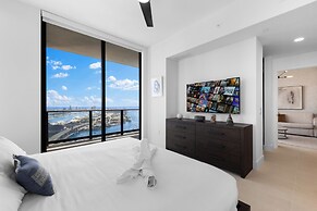 Lux Studio W City Views and Pool