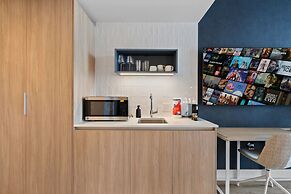 Lux Studio W City Views and Pool