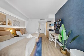 Lux Studio W City Views and Pool