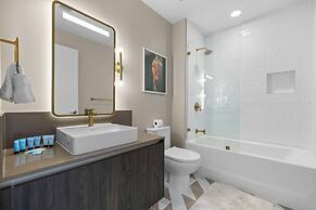 Lux Studio W City Views and Pool