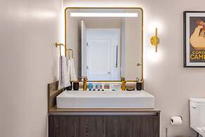 Lux Studio W City Views and Pool