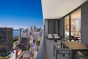 Lux Studio W City Views and Pool