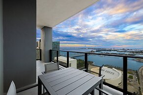 Lux Studio W City Views and Pool