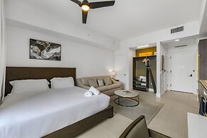 Lux Studio W City Views and Pool