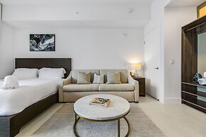 Lux Studio W City Views and Pool