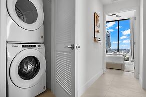 Lux Studio W City Views and Pool