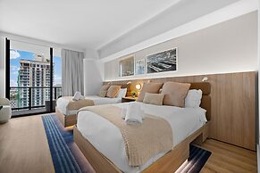 Lux Studio W City Views and Pool