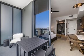 Lux Studio W City Views and Pool