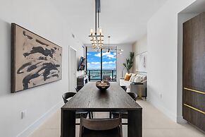 Lux Studio W City Views and Pool