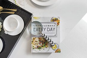 Lux Studio W City Views and Pool