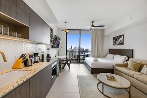 Lux Studio W City Views and Pool