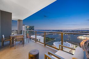 Lux Studio W City Views and Pool