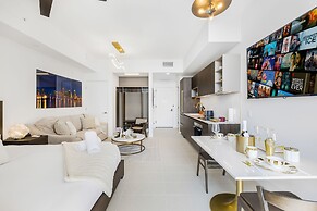 Lux Studio W City Views and Pool