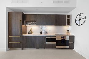 Lux Studio W City Views and Pool