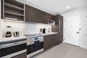 Lux Studio W City Views and Pool