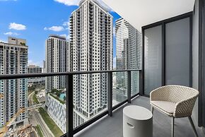 Lux Studio W City Views and Pool