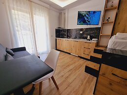 Teo's Deluxe Studios