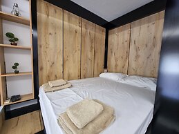 Teo's Deluxe Studios