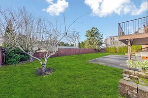 Renton Lakeside Oasis, Lakeview, 4B 2.5B, Spacious