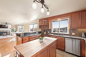 Renton Lakeside Oasis, Lakeview, 4B 2.5B, Spacious