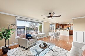 Renton Lakeside Oasis, Lakeview, 4B 2.5B, Spacious