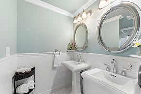 Renton Lakeside Oasis, Lakeview, 4B 2.5B, Spacious