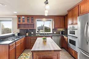 Renton Lakeside Oasis, Lakeview, 4B 2.5B, Spacious