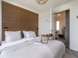 Lush Apartment With Water Views
