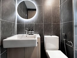 The Luxe by Manhattan Group