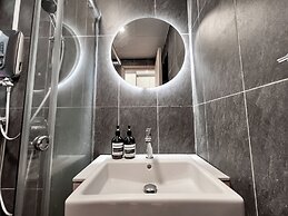 The Luxe by Manhattan Group