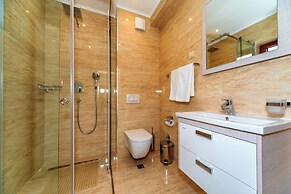 Luxury Apartments Queen