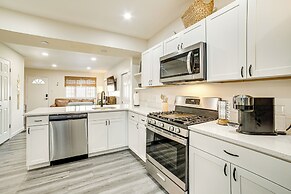 5 Mi to North Shore: Pet-friendly Home!