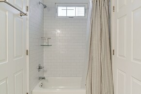 2 Mi to University of Louisville: Apt w/ Deck!