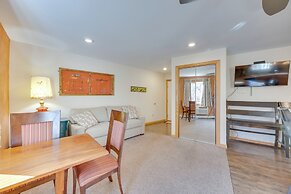 1/2 Mi to Attractions: Apartment w/ Deck