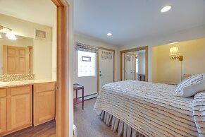 1/2 Mi to Attractions: Apartment w/ Deck