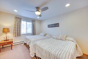 1/2 Mi to Attractions: Apartment w/ Deck