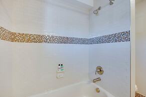 1/2 Mi to Attractions: Apartment w/ Deck