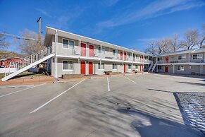 1/2 Mi to Attractions: Apartment w/ Deck