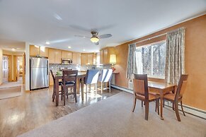 1/2 Mi to Attractions: Apartment w/ Deck