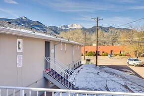 1/2 Mi to Attractions: Apartment w/ Deck