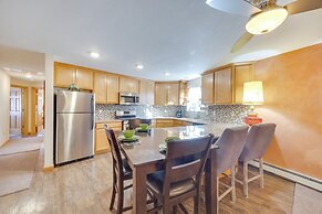 1/2 Mi to Attractions: Apartment w/ Deck