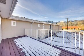 1/2 Mi to Attractions: Apartment w/ Deck