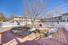 1/2 Mi to Attractions: Apartment w/ Deck