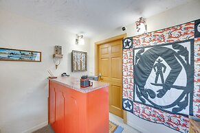 1/2 Mi to Attractions: Apartment w/ Deck