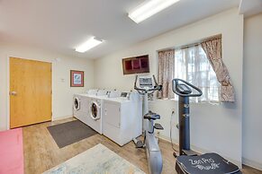 1/2 Mi to Attractions: Apartment w/ Deck