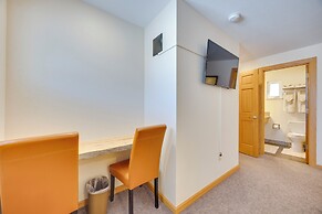 Mountain-view Apt: Walk to Local Attractions!