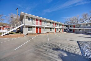 Walk to Attractions: Manitou Springs Studio