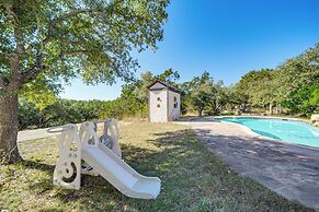 5 Mi to Dtwn Dripping Springs: Cabin w/ Jacuzzi!