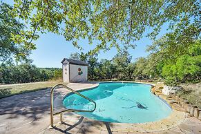 5 Mi to Dtwn Dripping Springs: Cabin w/ Jacuzzi!
