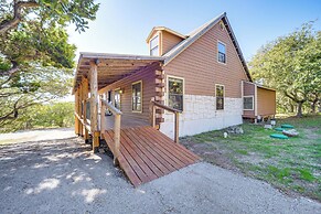 5 Mi to Dtwn Dripping Springs: Cabin w/ Jacuzzi!